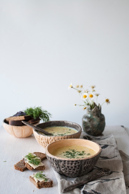 Miska s polievkou a bylinky